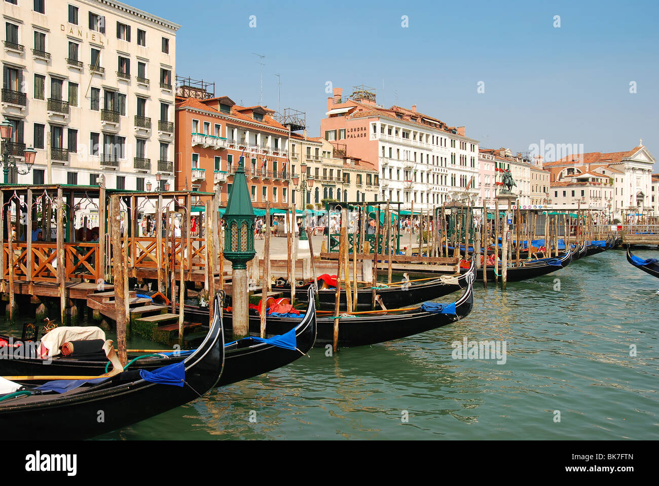 Gondeln in Venedig Canal (Italien) Stockfoto