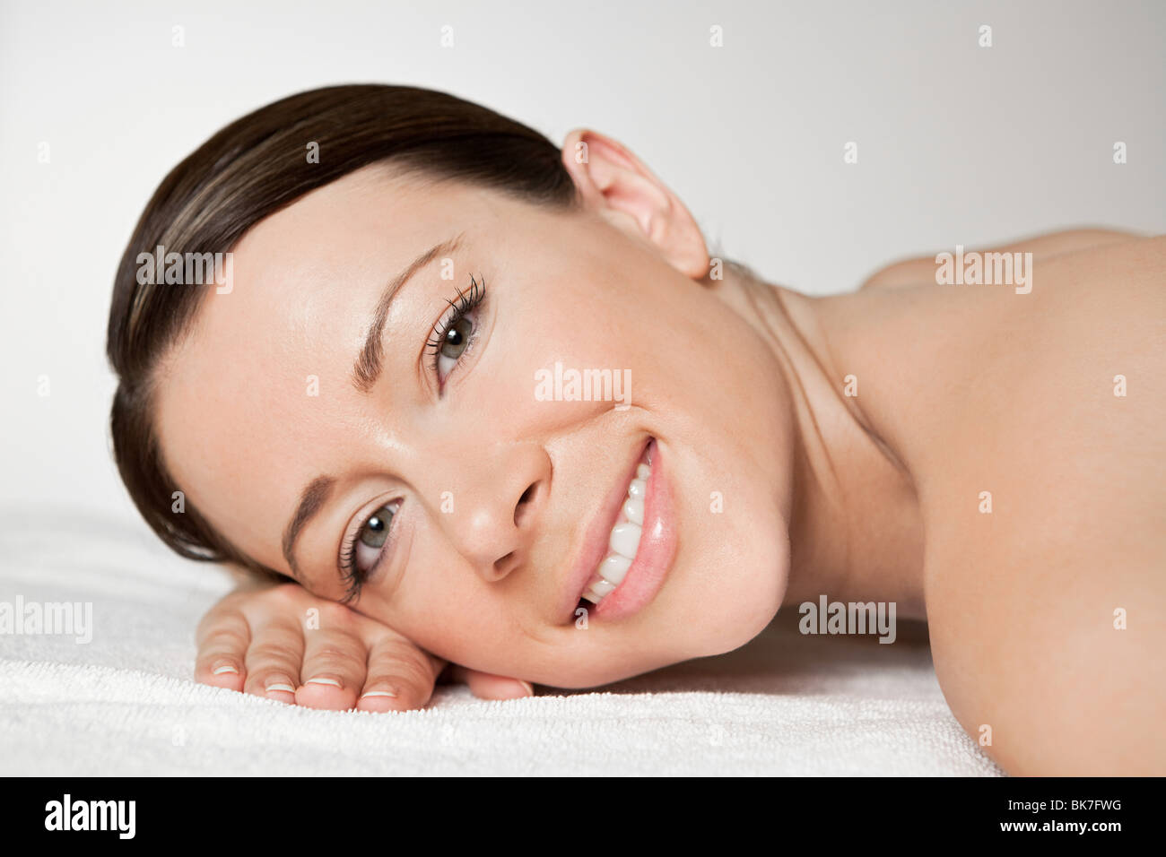 Junge Frau auf Massagetisch Stockfoto