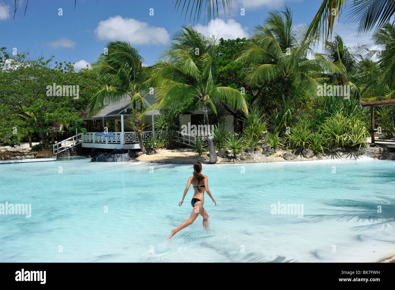 Mädchen am Pool im Plantation Bay Resort in Cebu, Philippinen, Südostasien, Asien & #10 Stockfoto