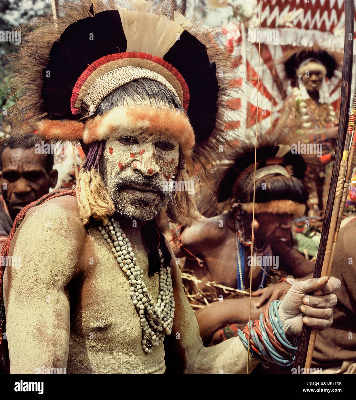 Asaro Stammesangehörigen, fotografiert im Jahr 1974 in vollem Kostüm für eine rital Darstellung von Reichtum, Goroka, Papua-Neuguinea, Pazifik Stockfoto