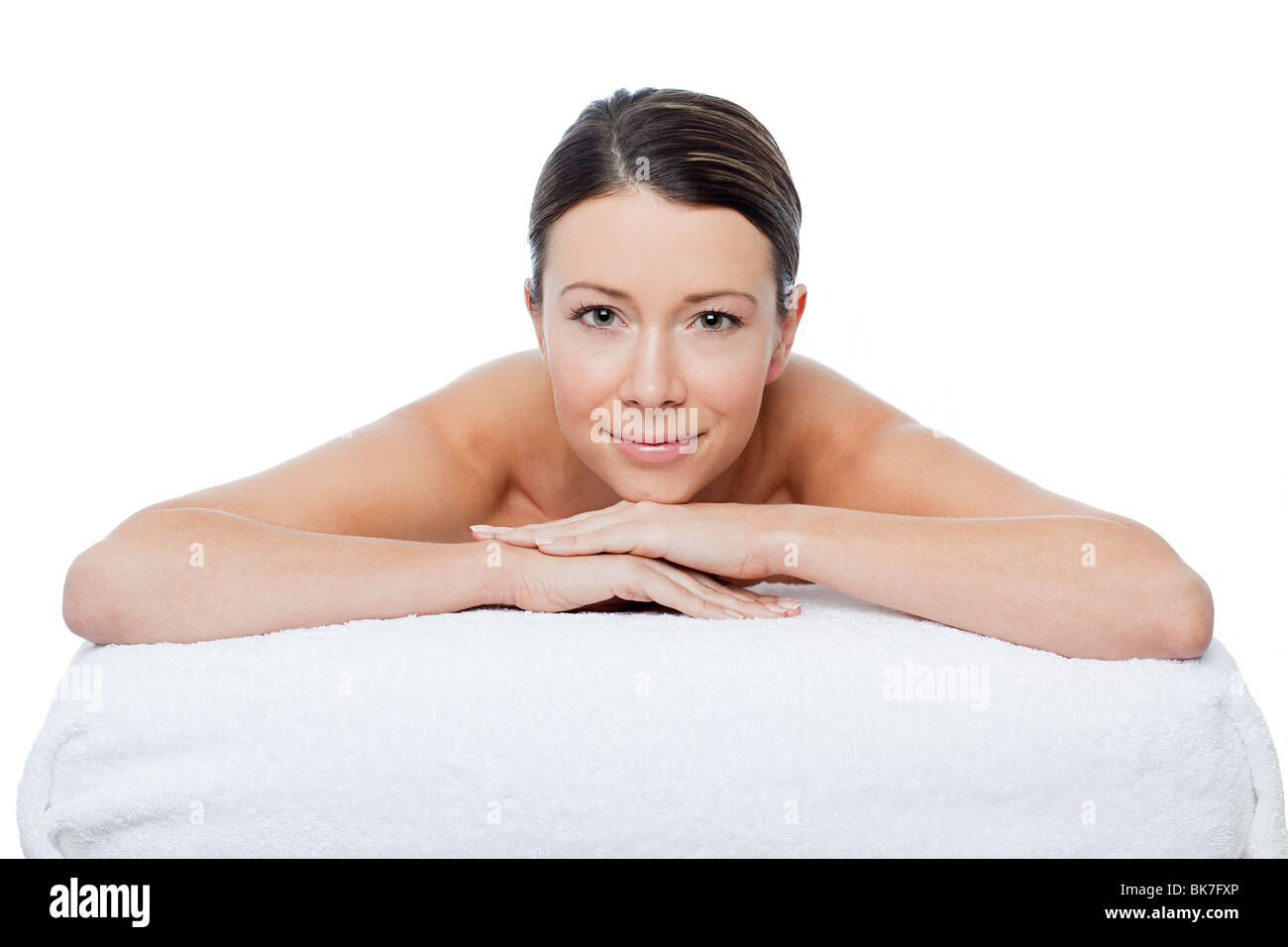 Junge Frau auf Massagetisch Stockfoto