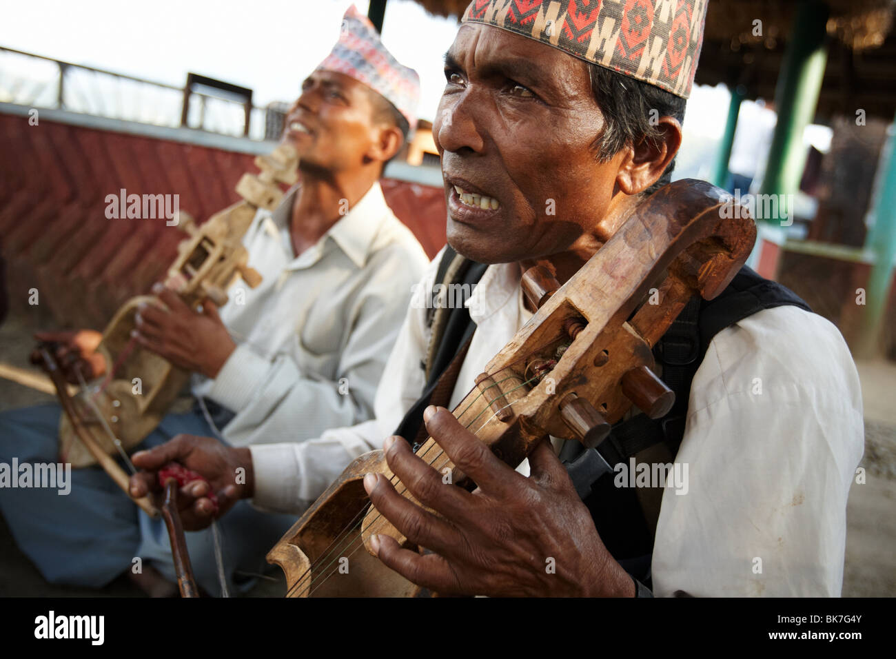 Musiker spielen ein traditionelles Saiteninstrument im Begnas Lake in der Nähe von Pokhara, Nepal auf Dienstag, 27. Oktober 2009. Stockfoto