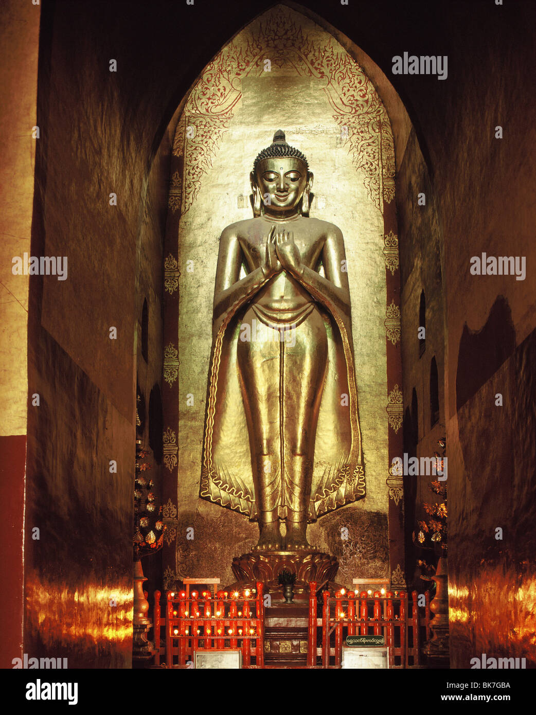 Riesige Buddha-Statue aus heidnischer Zeit, Ananda Tempel, Bagan (Pagan), Myanmar (Burma), Asien Stockfoto