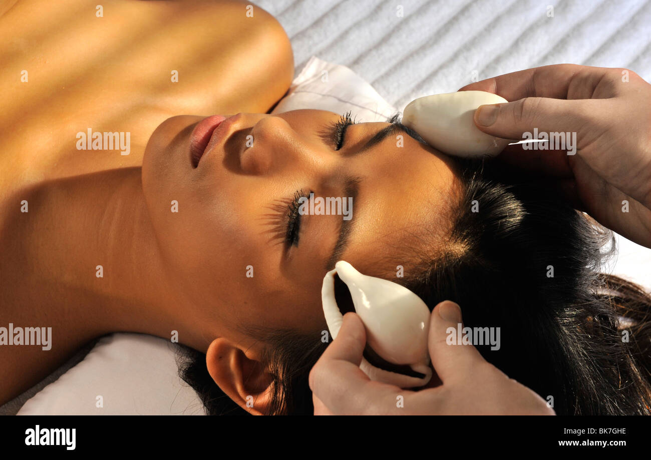 Kokosöl massage mit Muscheln, Le Spa im Sofitel Manila, Philippinen, Südostasien, Asien Stockfoto