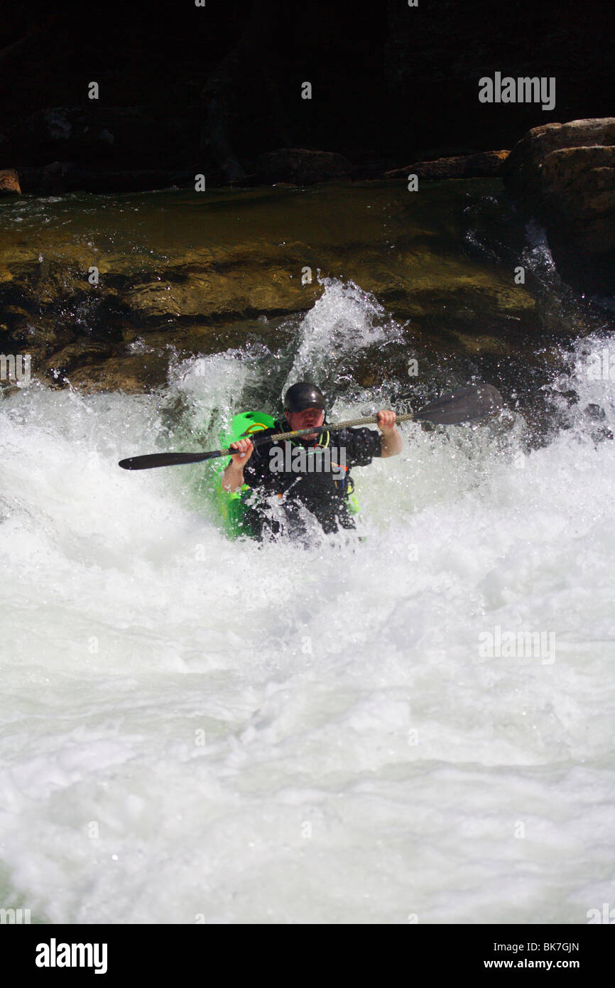 MÄNNLICHE KAJAKFAHRER ABSTURZ DURCH STROMSCHNELLEN BULL SCHLEUSE CHATTOOGA RIVER GEORGIEN SÜDCAROLINA WILDWASSER KAJAK Stockfoto