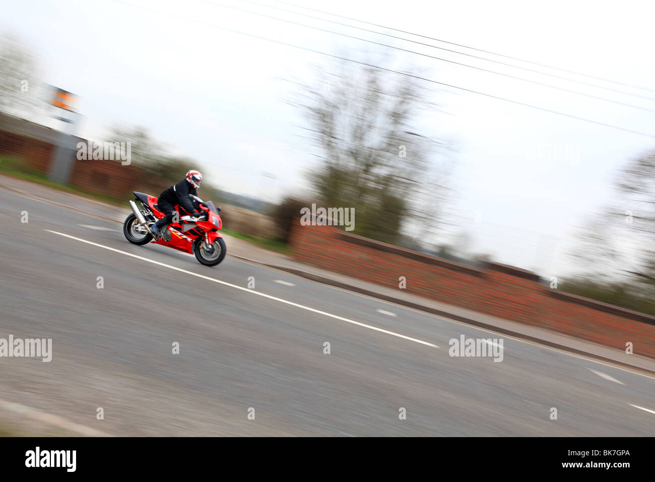 ein Motorradfahrer beschleunigt eine Straße im Vereinigten Königreich eine Beschleunigung Kamera weitergegeben Stockfoto