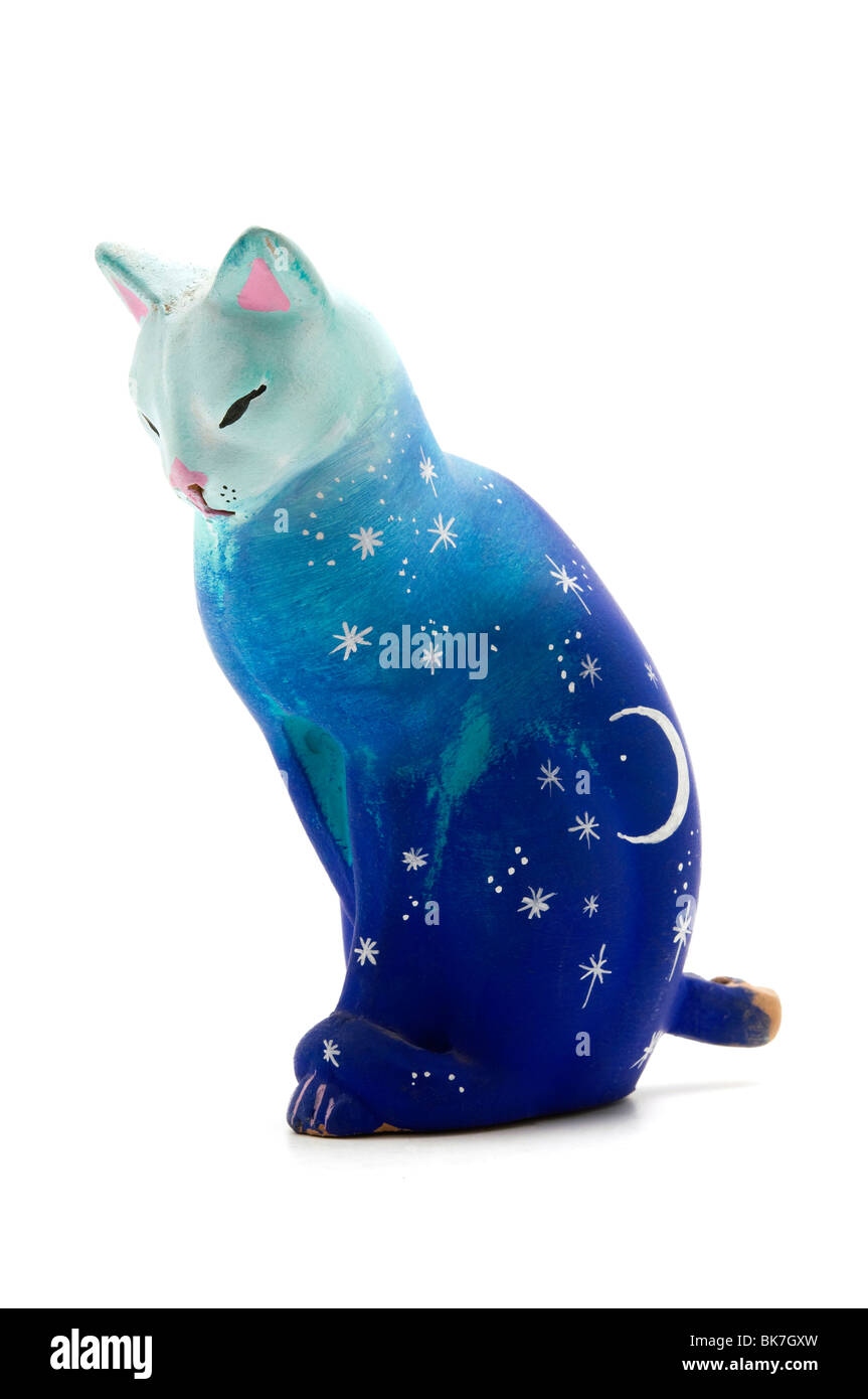 Skulptur von einer Katze auf einem weißen Hintergrund Stockfoto