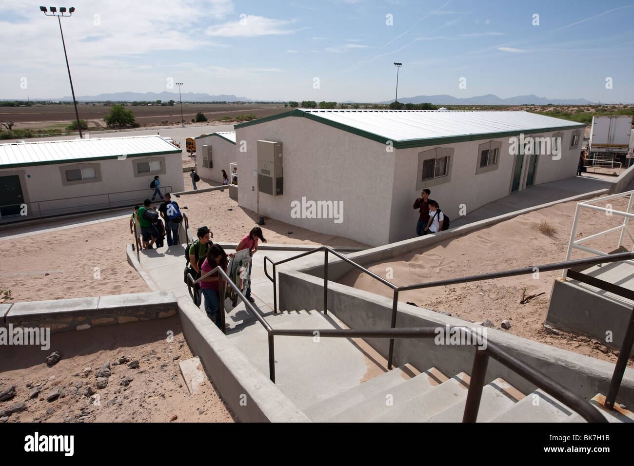 Außenseite des Studenten zu Fuß zwischen tragbare Gebäude auf dem Campus der Mission Early College High School in El Paso, Texas Stockfoto