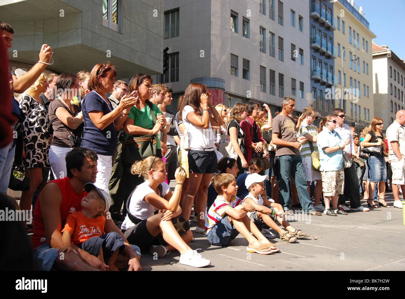 Touristen, die gerade Straßenkunst in Wien Stockfoto