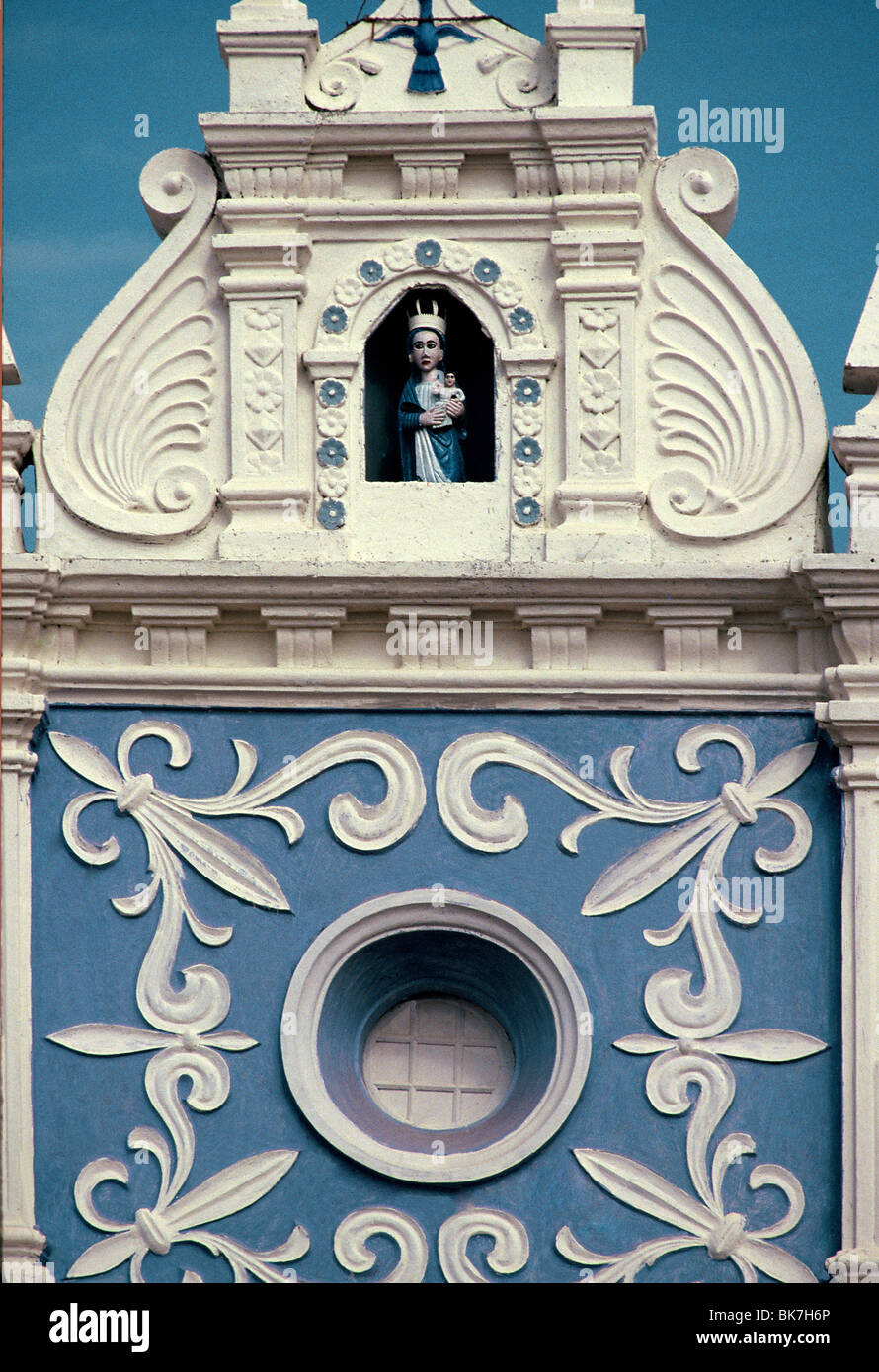 Detail der Fassade einer Kirche. Goa, Indien, Asien Stockfoto