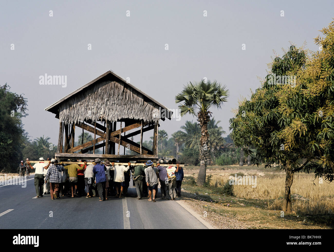 Haus transportiert werden, auf den Schultern der Bauern, Siem Reap, Kambodscha, Indochina, Südostasien, Asien Stockfoto