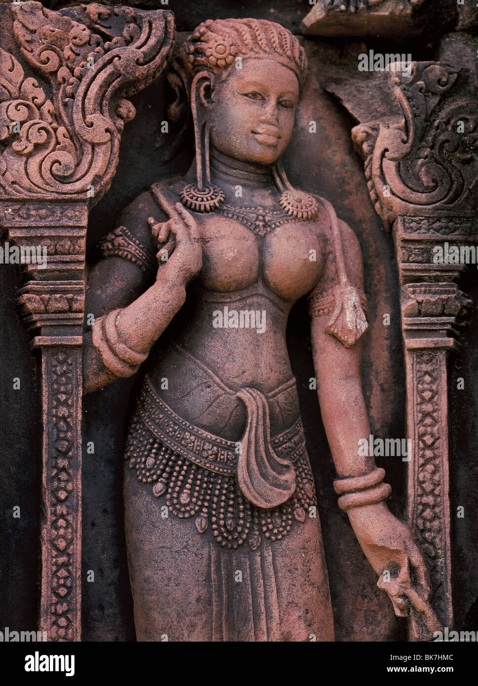 Weibliche Gottheit Tür Wächter aus dem 10. Jahrhundert, Banteay Srei, Kambodscha, Angkor, UNESCO-Weltkulturerbe Stockfoto
