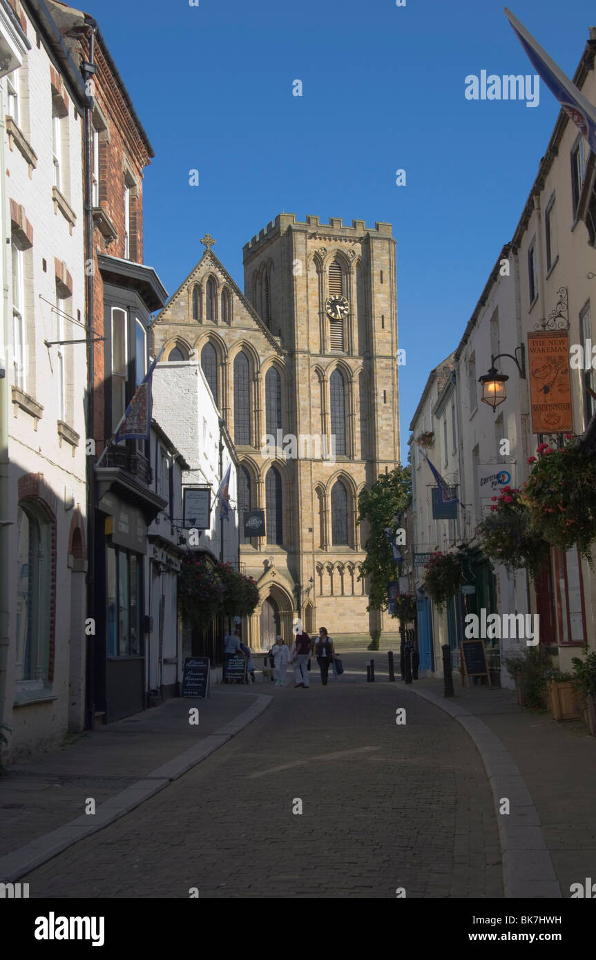 Ripon Kathedrale von der Fußgängerzone, Ripon, North Yorkshire, England, Vereinigtes Königreich, Europa Stockfoto