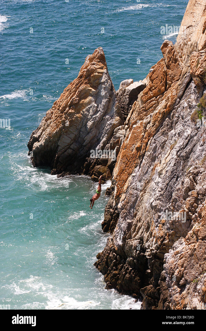 Turmspringen aus der berühmten La Quebrada Ciiffs in Acapulco, Mexiko. Stockfoto