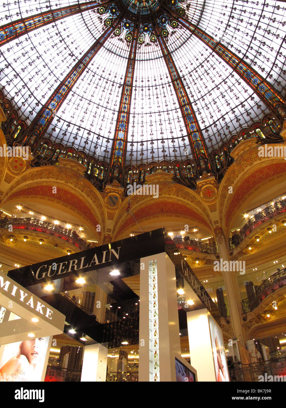 Die Galeries Lafayette innen Glas Kuppel Mode einkaufen in Paris Stockfoto