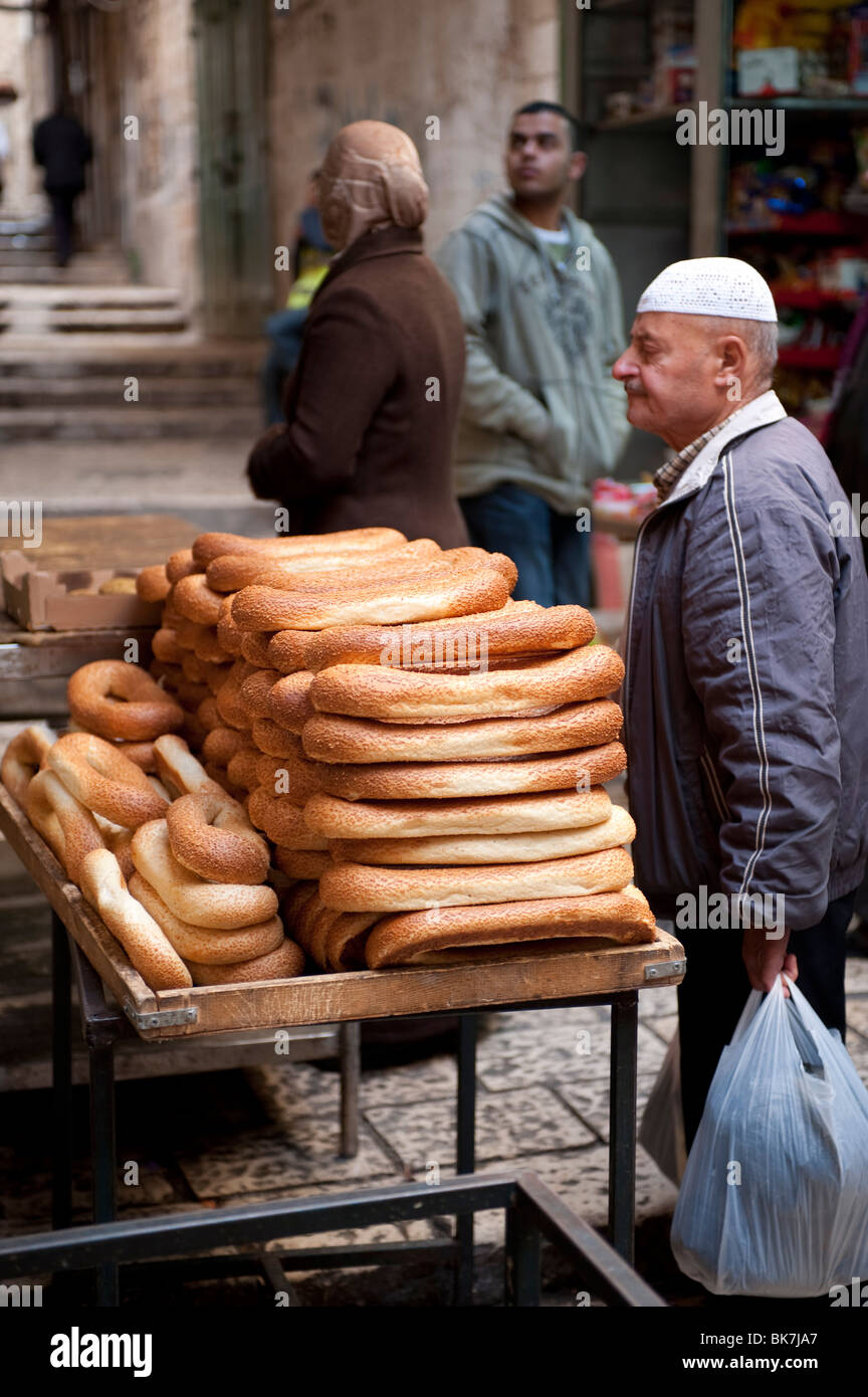 Arabische Mann Brotkauf in Altstadt, Jerusalem, Israel, Nahost Stockfoto