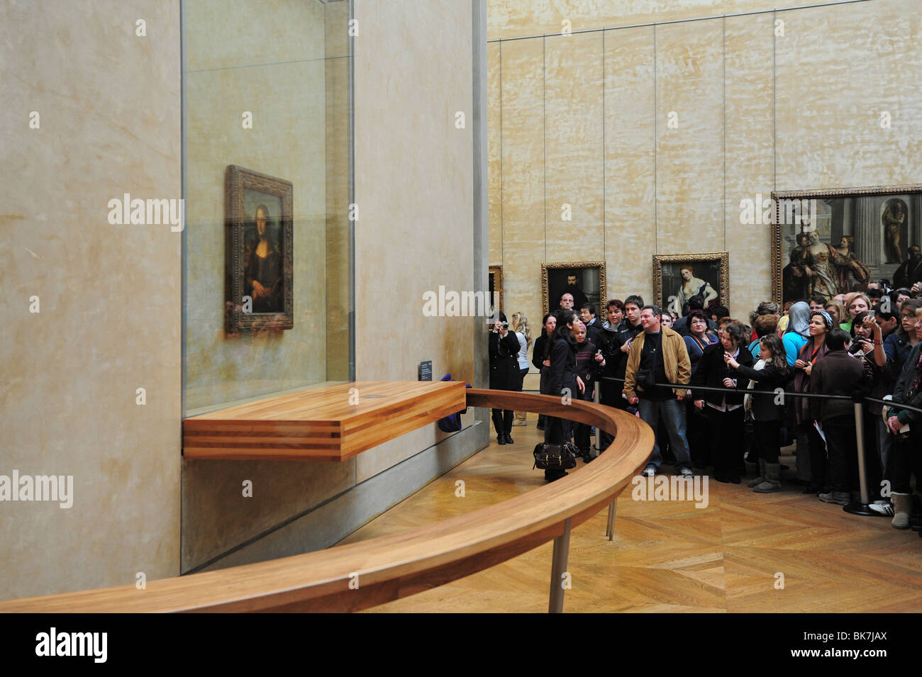 Frankreich Paris Louvre Museum Kunstgalerie Mona Lisa Zimmer Massen von Touristen versuchen zu sehen, das berühmte Gemälde Stockfoto
