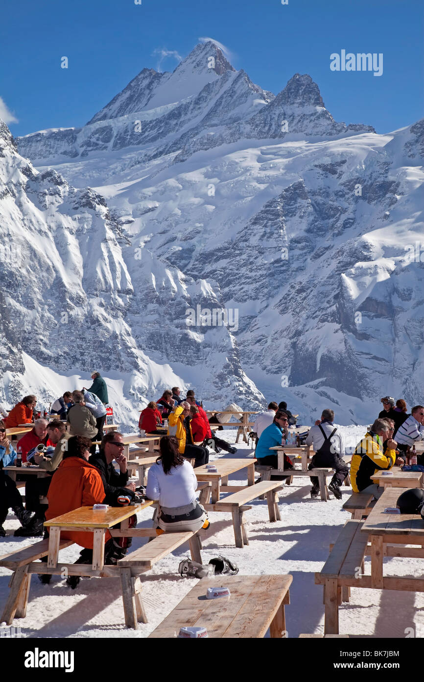 Entspannung vor einem Berg Restaurant, Grindelwald, Jungfrau Region, Berner Oberland, Schweizer Alpen, Schweiz Stockfoto