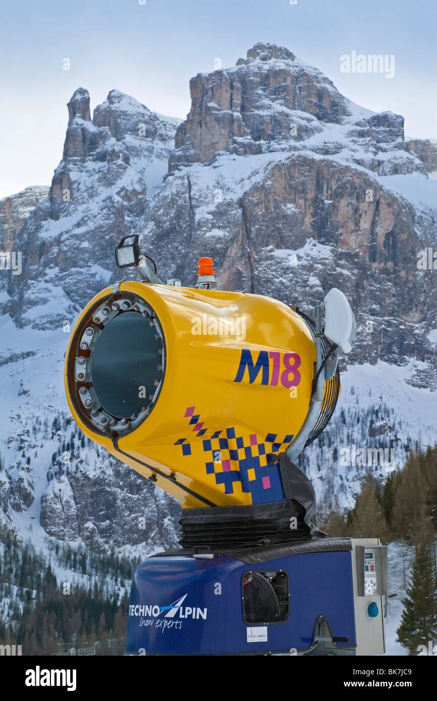 Schneekanone an den Hängen des Colfosco Dorf in die Sella Ronda Skigebiet Val Gardena, Dolomiten, Süd Tirol, Italien Stockfoto