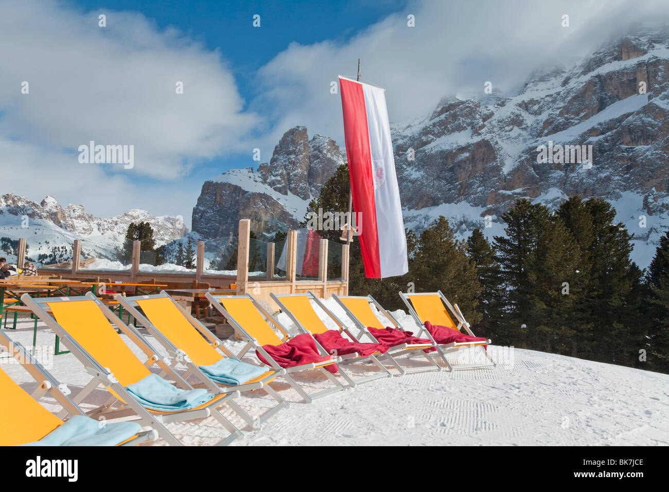 Bunten Liegestühlen außerhalb ein Bergrestaurant, Sella Ronda Skigebiet Val Gardena, Südtirol, Trentino-Alto Adige, Italien Stockfoto