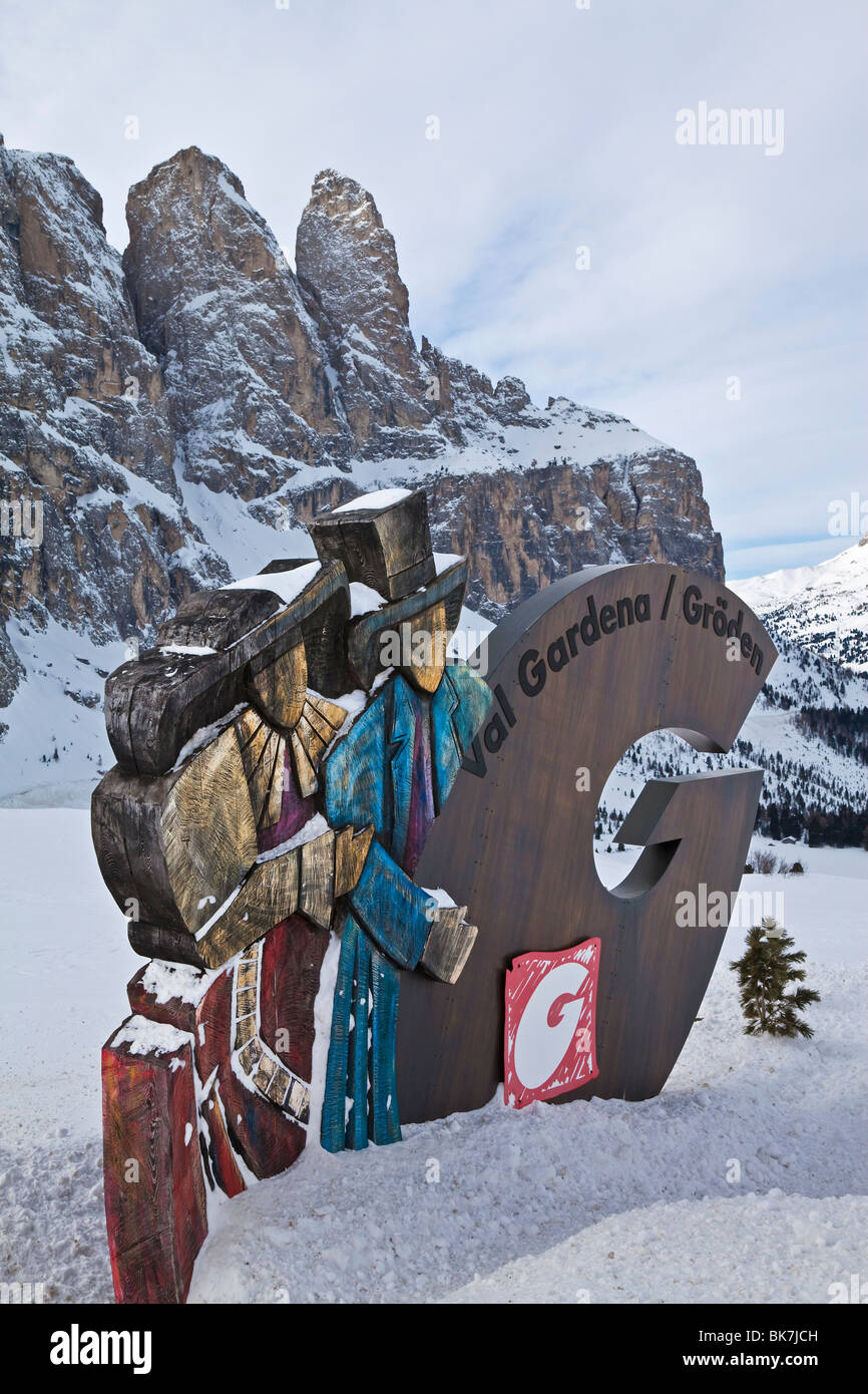 Verschneite Val Gardena-Zeichen vor Mount Langkofel, Sella Ronda, Südtirol, Dolomiten, Italien, Europa Stockfoto