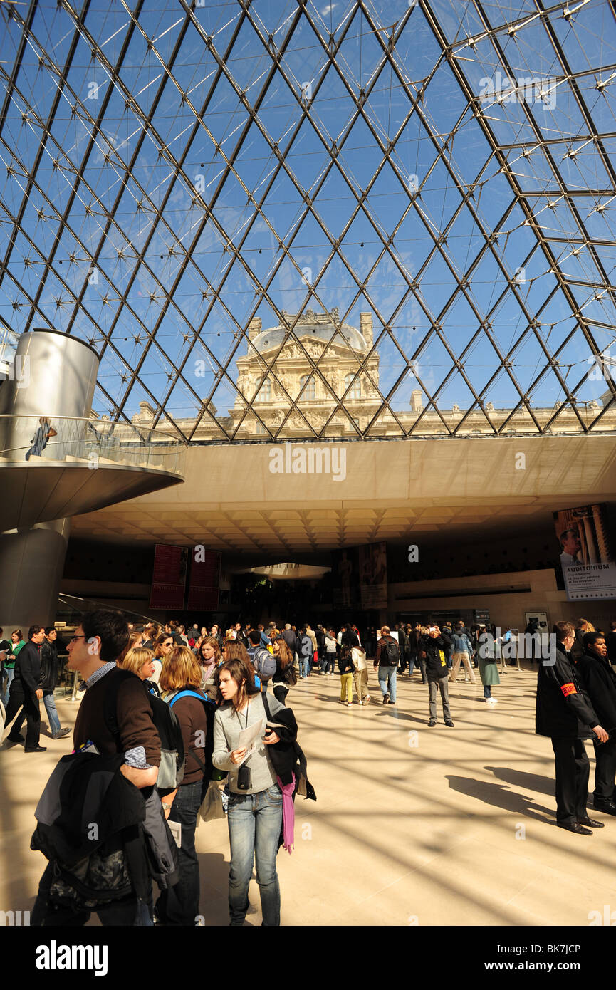 Frankreich Paris Louvre Museum Musée Palais I.M. Pei innere Pyramide Glas Stockfoto