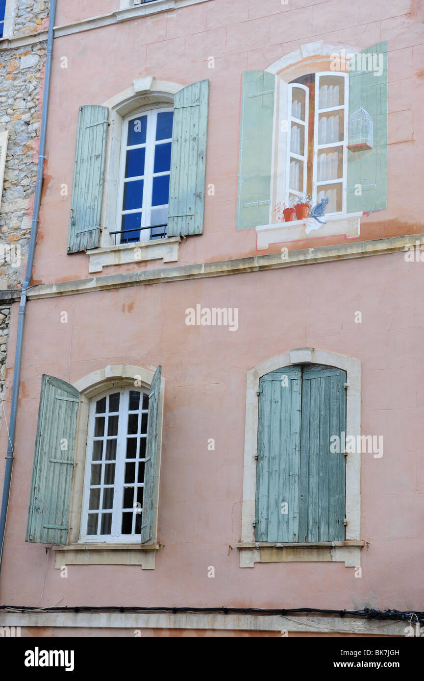Frankreich-Arles Provence Französisch Detail der Fenster und Fensterläden Stockfoto