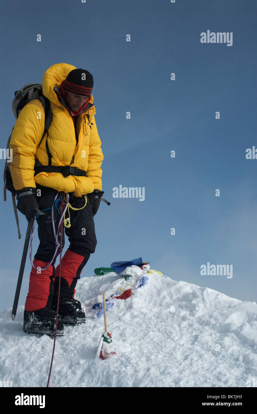 Mann am Gipfel des Mount Denali, 20320 ft, Alaska, Vereinigte Staaten von Amerika, Nordamerika Stockfoto