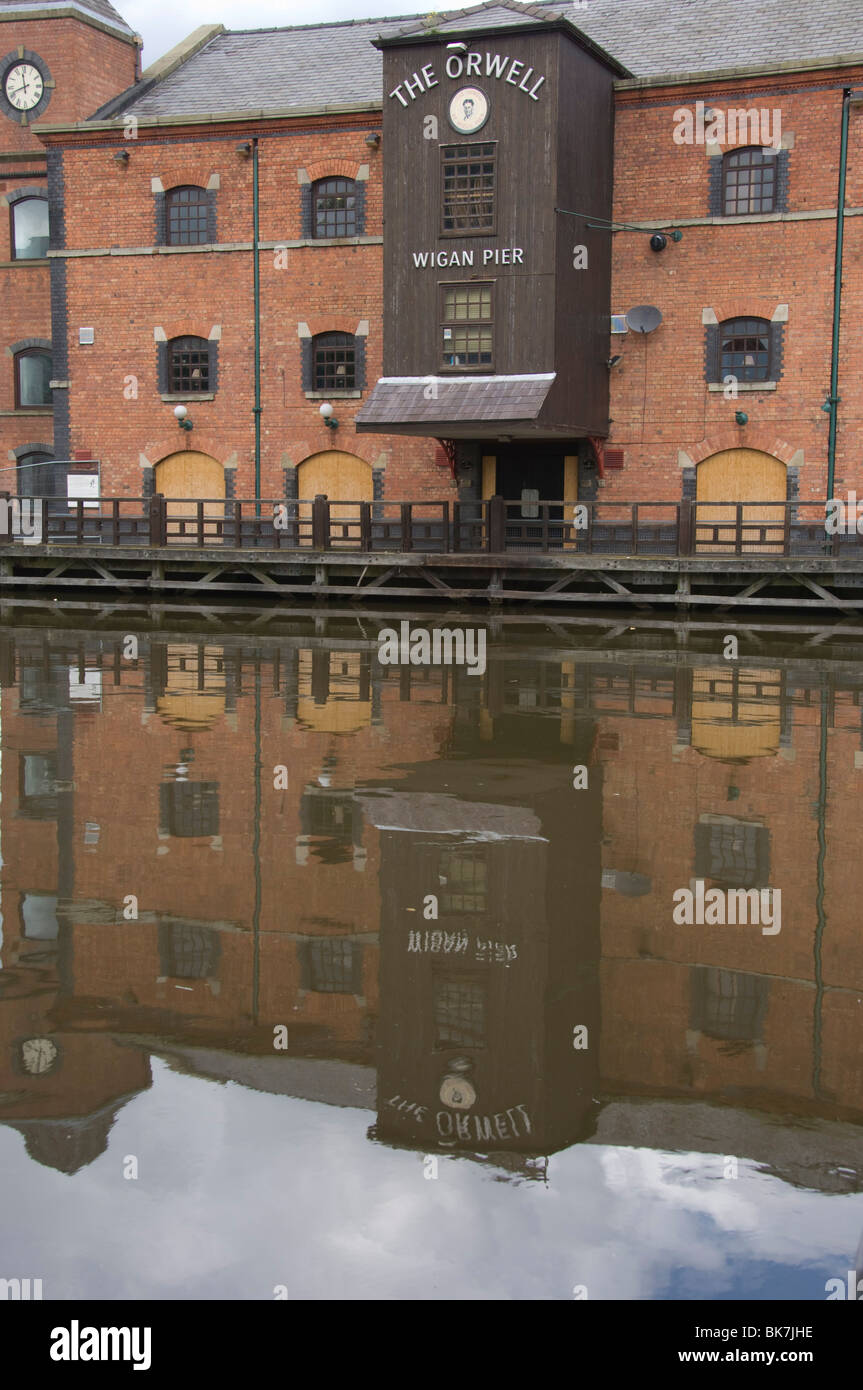 Leeds und Liverpool Canal bei Wigan Pier, wie in dem Buch von George Orwell, The Road to Wigan Pier, Wigan, UK Stockfoto
