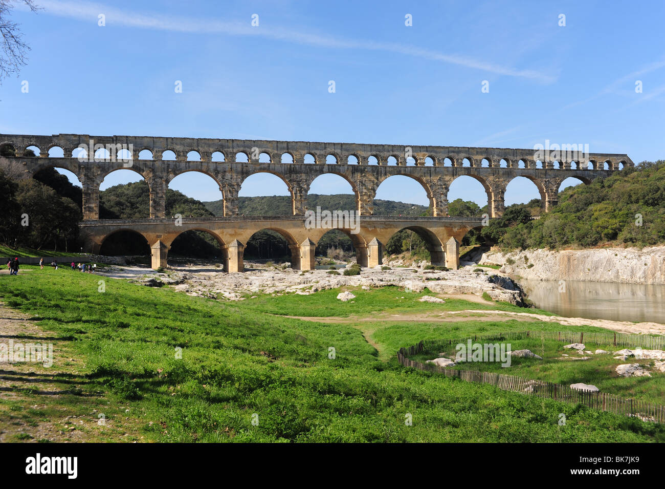 Europa Frankreich Provence Pont du Gard antike römische Aquädukt Gard Fluss Touristenattraktion Stockfoto