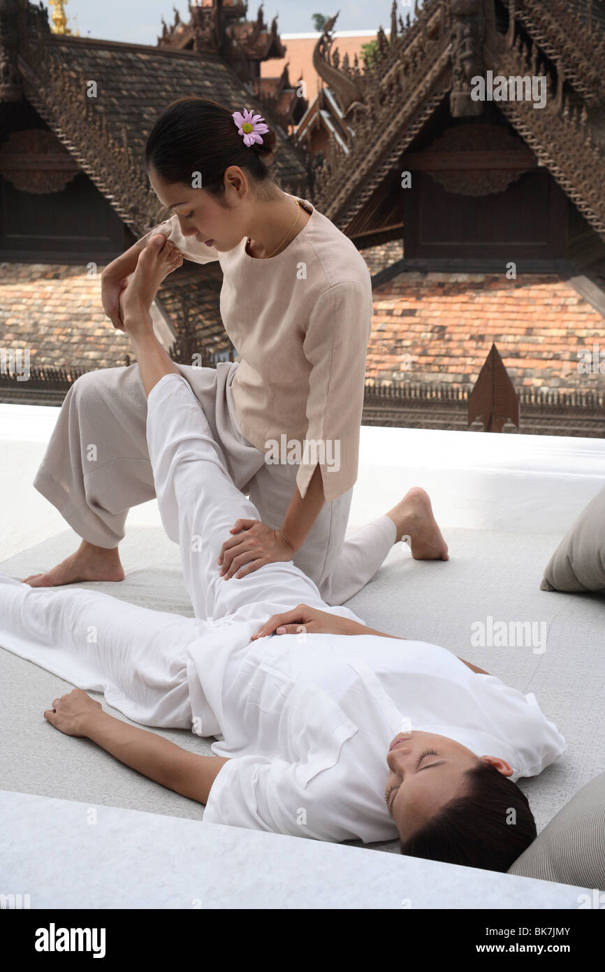Thai-Massage im Dheva Spa im Mandarin Oriental Dhara Dhevi, Chiang Mai, Thailand, Südostasien, Asien Stockfoto