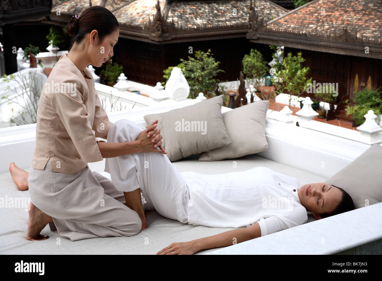 Thai-Massage im Dheva Spa im Mandarin Oriental Dhara Dhevi, Chiang Mai, Thailand, Südostasien, Asien Stockfoto