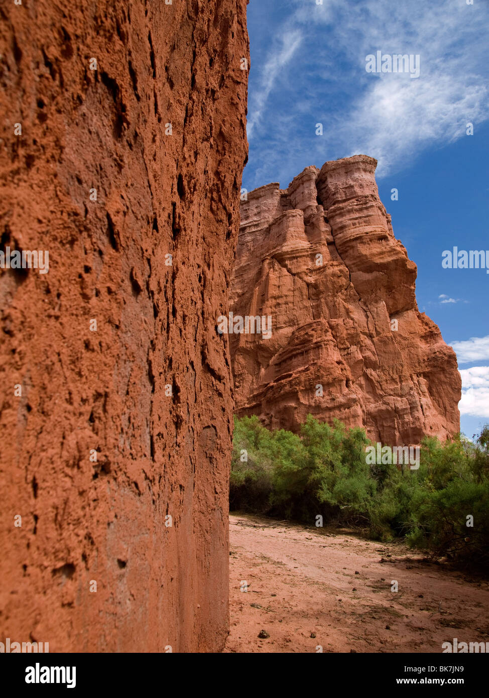 Schmalen Pfad in die Schlucht neben einer roten Felswand. Stockfoto