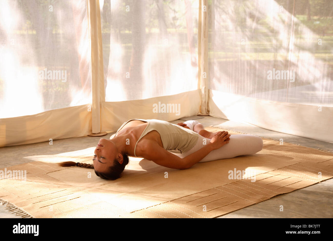 Mastyasana Haltung, Yoga im Zelt am Shreyas Retreat, Bangalore, Karnataka, Indien, Asien Stockfoto