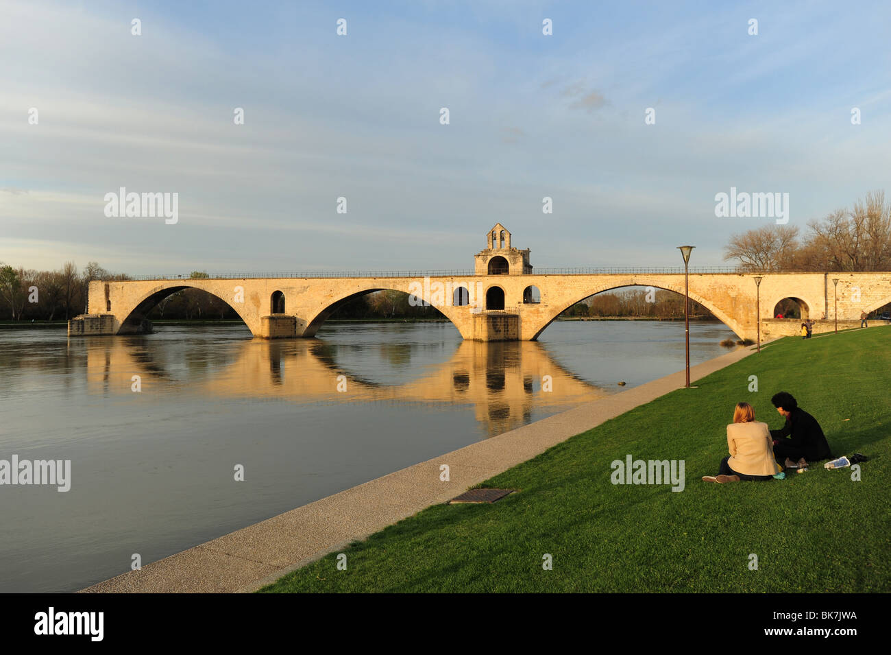 Europa Frankreich Provence The Pont Saint Bénezet auch bekannt als die Pont d ' Avignon ist eine berühmte mittelalterliche Brücke am Fluss Rhone Stockfoto