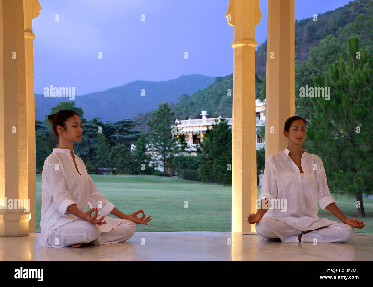 Meditation im Pavillon am Ananda im Himalaya, Indien, Asien Stockfoto