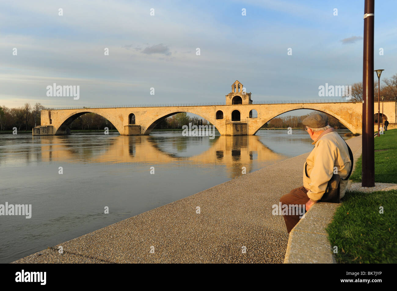 Europa Frankreich Provence The Pont Saint Bénezet auch bekannt als die Pont d ' Avignon ist eine berühmte mittelalterliche Brücke am Fluss Rhone Stockfoto