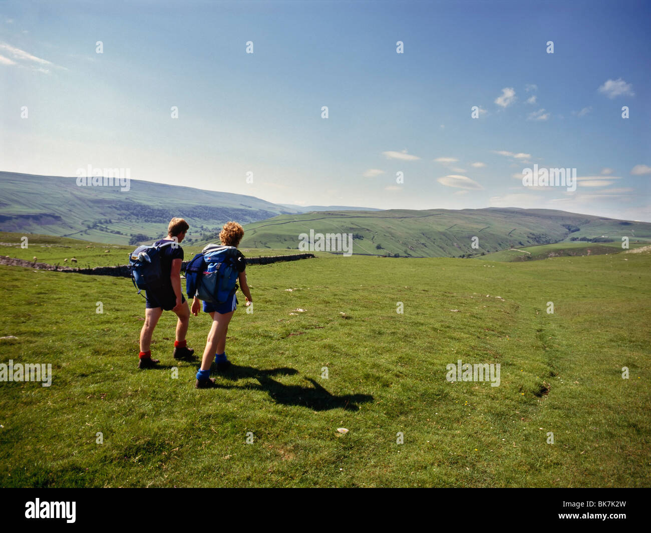 Paare, die auf die Dalesway Langstrecken Fußweg, in der Nähe von Kettlewell, Yorkshire, England, Vereinigtes Königreich, Europa Stockfoto