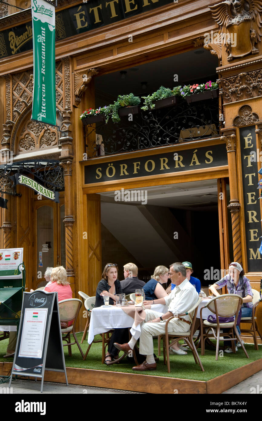 Ein Restaurant in der Fußgängerzone Vaci Straße, Budapest, Ungarn, Europa Stockfoto