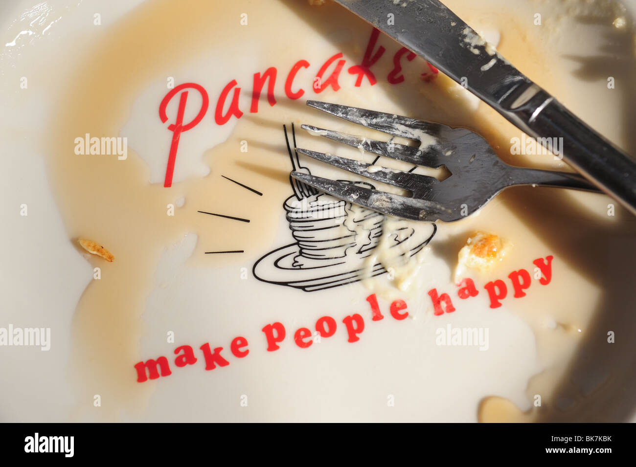 Leeren Teller für Pfannkuchen, Messer und Gabel, Sirup-Pfannkuchen Menschen glücklich machen Stockfoto