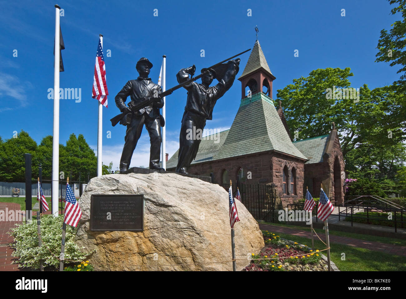 Die Soldaten und Matrosen American Civil War Memorial, St. Michaelskirche Episcopal darüber hinaus, Bristol, Rhode Island, USA Stockfoto