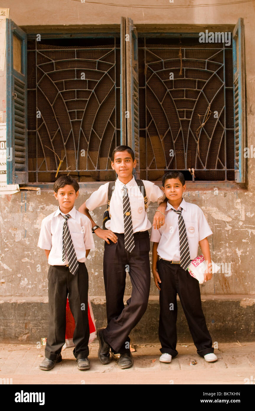 Dies ist ein Bild von drei jungen indischen Schulkindern in Uniform in Kalkutta, Indien. Stockfoto