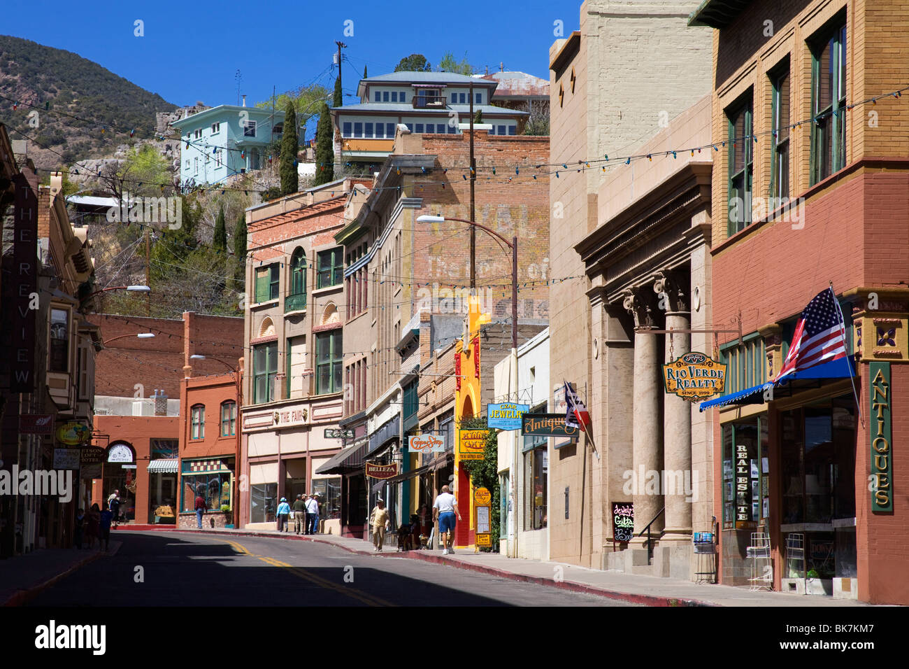 Läden auf Main Street, Bisbee historisches Viertel, Cochise County, Arizona, Vereinigte Staaten von Amerika, Nordamerika Stockfoto