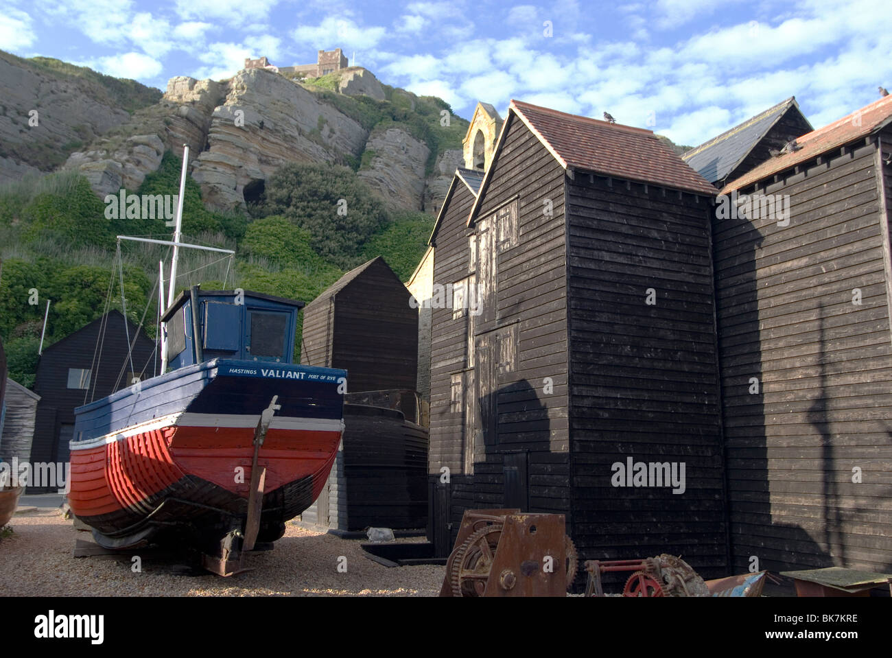 Angeln, Boot und historischen Gebäuden mit Hastings Castle im Hintergrund, Hastings, Hastings, Sussex, England Stockfoto