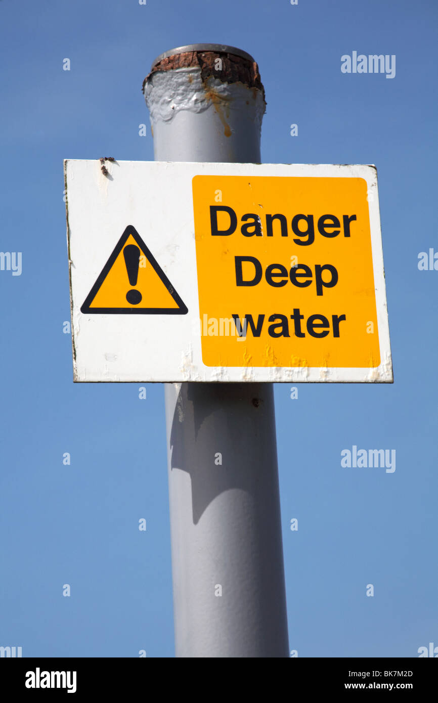 Gefahr Tiefwasser Zeichen auf Stange gegen blauen Himmel bei Ilse von Wight, Hampshire UK Stockfoto