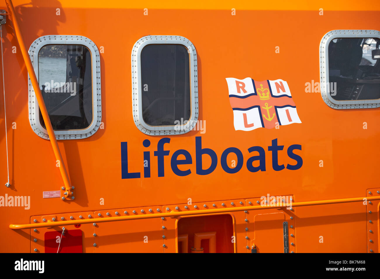 Nahaufnahme der Seite des Rettungsbootes RNLI auf Isle of Wight, Hampshire, Großbritannien im April Stockfoto