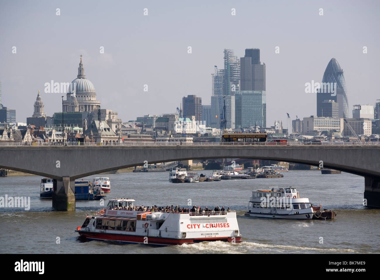 England London Themse, mit Waterloo Bridge & Skyline der Stadt Stockfoto