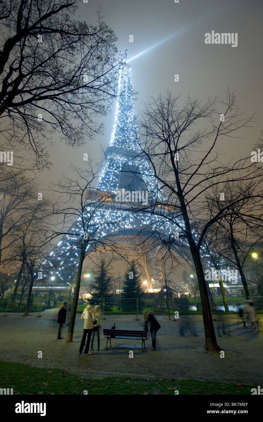 Eiffelturm Paris verkrustete in Diamant lights.helping Nebel Dispergieren einen Lichtstrahl in den Himmel leuchten. Stockfoto