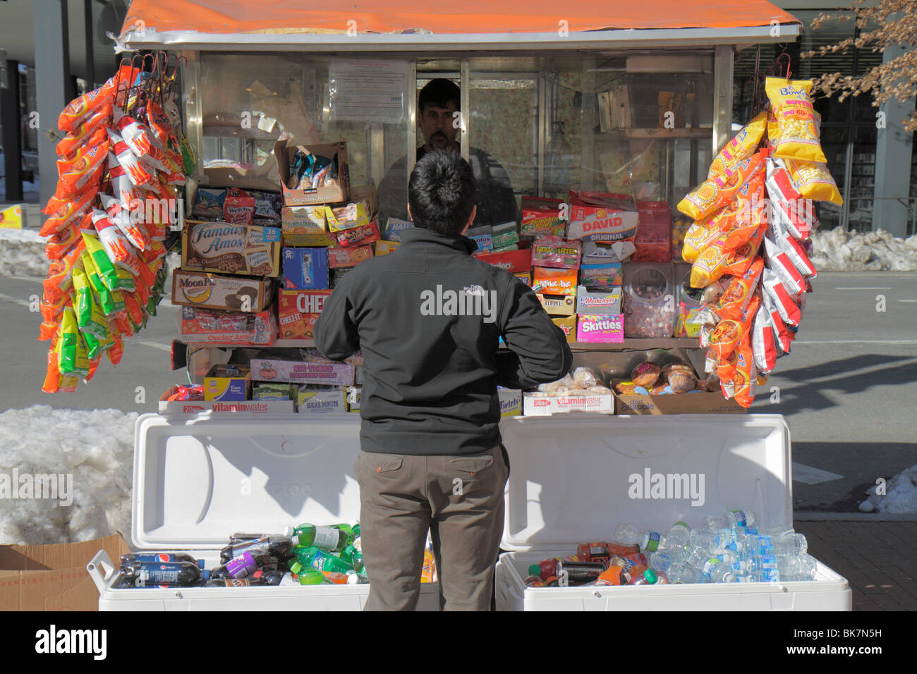 Washington DC DC, 9th Street NW, Straße, Verkäufer Verkäufer, Verkaufsstände, Händler Händler Marktplatz, Verkäufer, Warenkorb, Trol Stockfoto