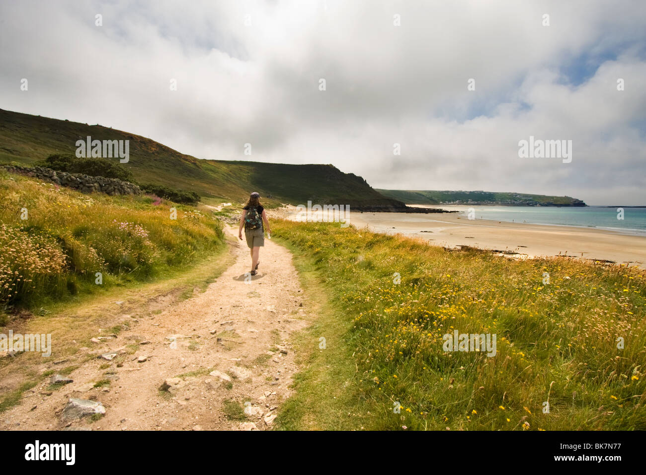 einsamer Wanderer zu Fuß den Küstenpfad bei Sennen Cove, Cornwall, uk Stockfoto